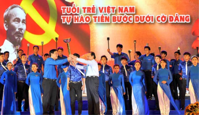 Bí thư Thành ủy TPHCM Lê Thanh Hải trao ngọn đuốc truyền thống cho các thế hệ tuổi trẻ anh hùng./.